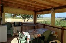 Location mobil home avec terrasse couverte et belle vue