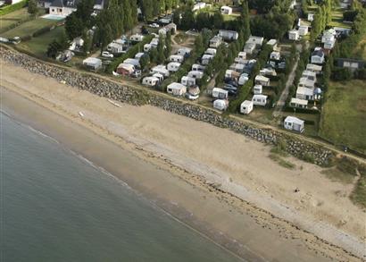 Camping emplacements face à la mer à AMBON - Plage
