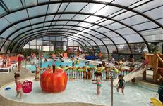 Accès à la piscine couverte et chauffé du 8 Avril a fin septembre. Camping Parc Les Goélands à Ambon