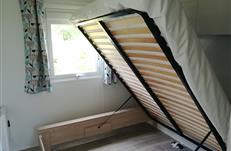 Caisson de rangement sous le lit dans le locatif - Grand lit de 160 de 160 cm