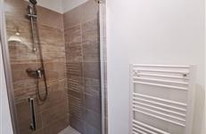 Gite les Goélands à Ambon - chambre avec douche, lavabo privatif
