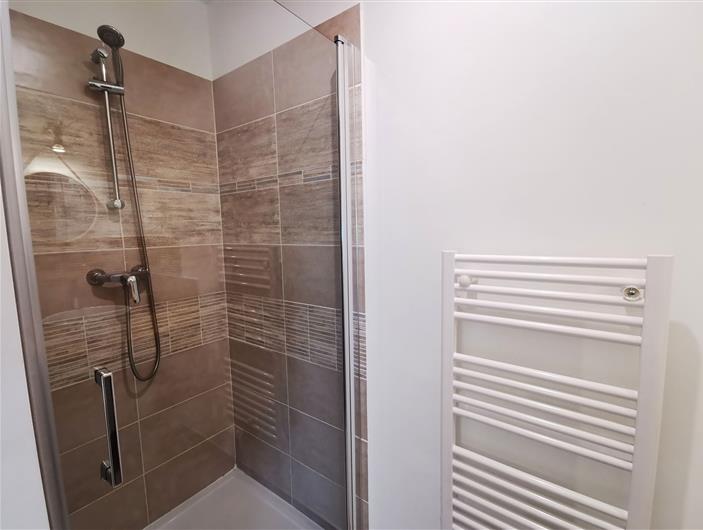 Gite les Goélands à Ambon - chambre avec douche, lavabo privatif