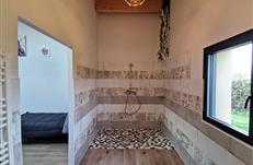 Chambre avec salle de bain avec douche à l'italienne adaptée