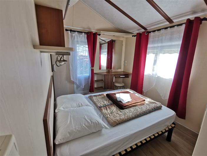 Mobil-home avec espace lit bébé - chambre parental mobil-luxe-location - camping Parc goélands - 56190 Ambon