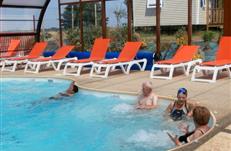 Camping-Espace aquatique, Banc balnéo dans la piscine à Bétahon en bord de mer