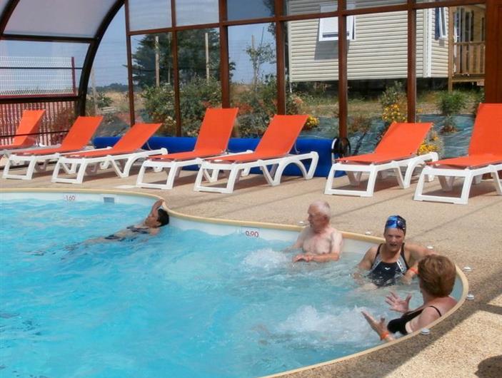 Camping-Espace aquatique, Banc balnéo dans la piscine à Bétahon en bord de mer