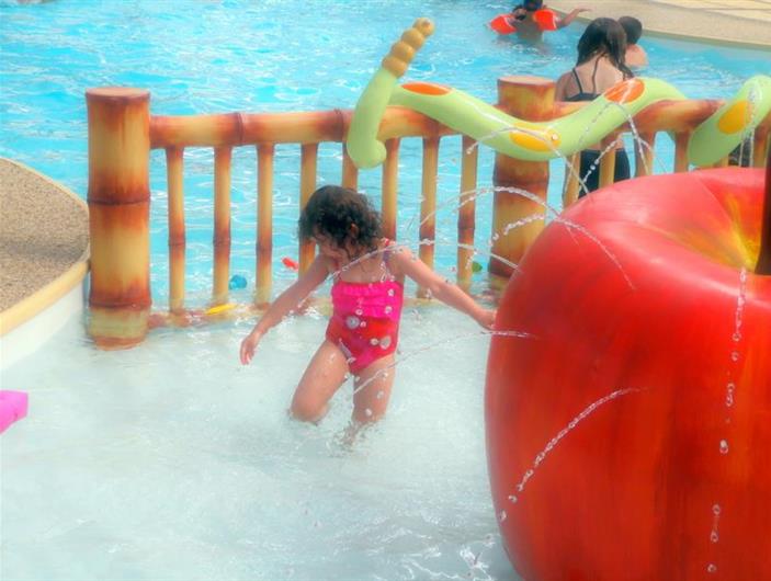 Camping et espace aquatique. Jets d'eau pour le plaisirs des enfants