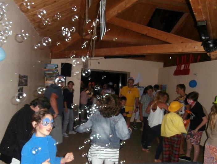 Soirée dansante sur le thème des clowns