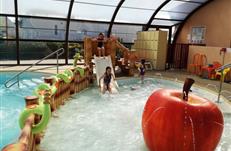 Camping- Piscine avec pataugeoire ludique couverte
