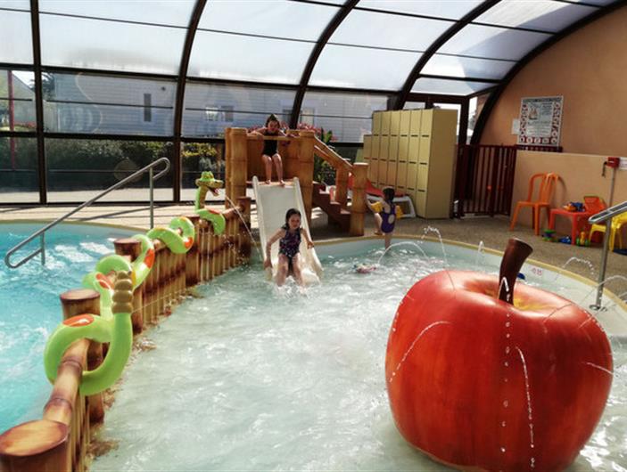 Camping- Piscine avec pataugeoire ludique couverte