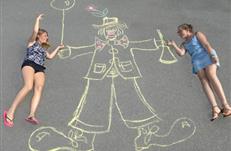 Poser sur le dessin au sol qui est fait avec une craie