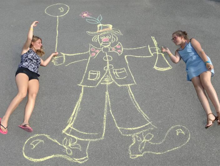 Poser sur le dessin au sol qui est fait avec une craie