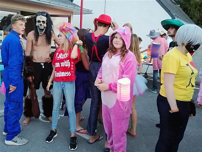 Participants au départ du Parc pour défilé dans le village 