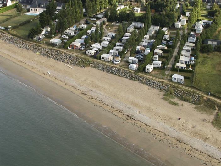 Camping emplacements face à la mer à AMBON - Plage