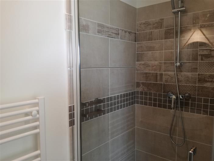 Gîte de France 3 épis Les Goélands à Ambon - Salle d'eau privative chambre n°4 - douche. 