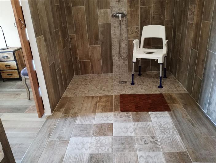 Location adaptée pour les personnes à mobilité réduite ou les séniors - salle d'eau privative . Gîte Les Goélands à Ambon