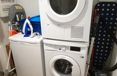 Machine à laver et à sécher le linge, congélateur, fer à repasser dans le Gîte Les goélands