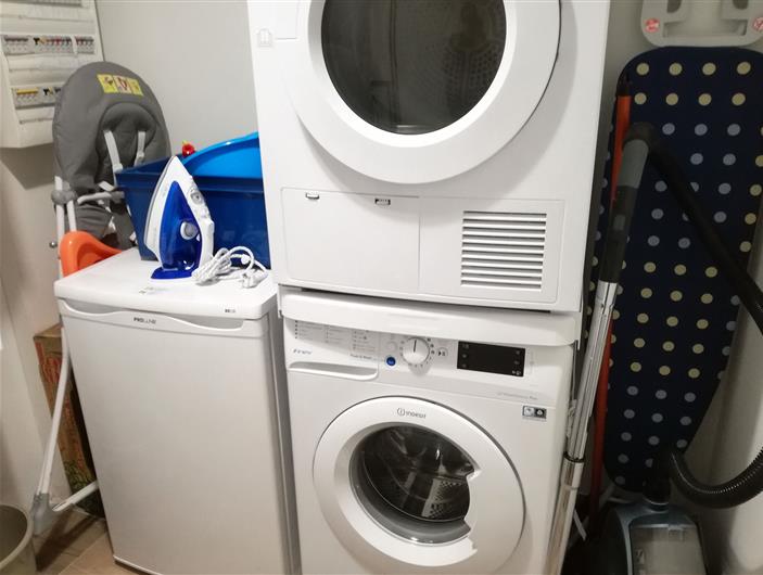 Machine à laver et à sécher le linge, congélateur, fer à repasser dans le Gîte Les goélands