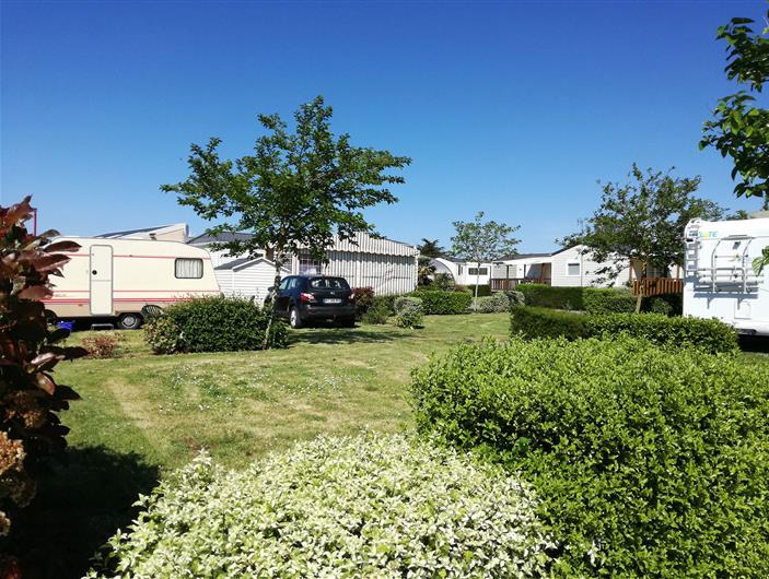 Emplacements traditionnel pour tentes, caravane, camping car
