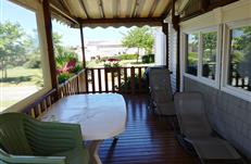 Mobil-home situé au Camping Parc Les Goélands *** -Terrasse couverte avec protection sur les côtés - 3 chambres