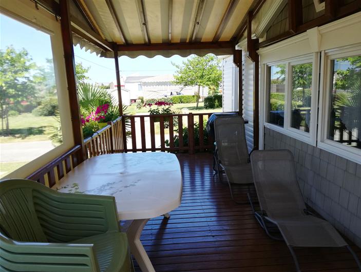 Mobil-home situé au Camping Parc Les Goélands *** -Terrasse couverte avec protection sur les côtés - 3 chambres