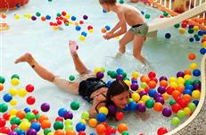 Petite animation dans la piscine du camping familiale
