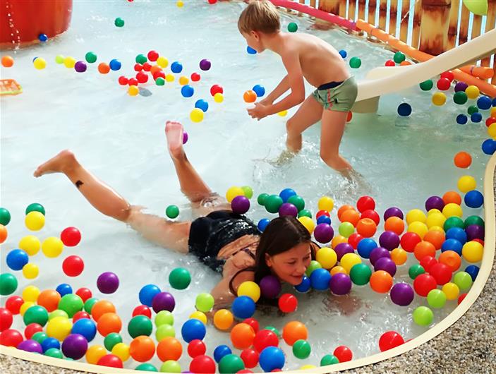 Petite animation dans la piscine du camping familiale