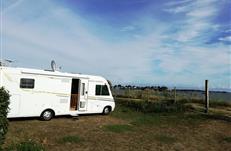 Emplacement avec vue sur le littoral