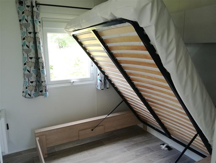 Caisson de rangement sous le lit dans le locatif - Grand lit de 160 de 160 cm