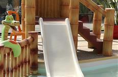 Toboggan pour enfant dans la piscine du camping