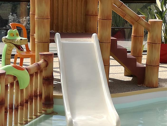 Toboggan pour enfant dans la piscine du camping