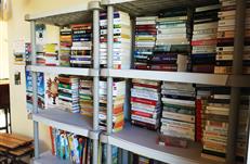 Des livres pour tout les âges dans la bibliothèque du camping