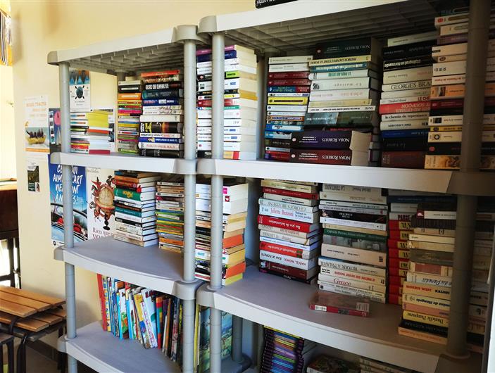 Des livres pour tout les âges dans la bibliothèque du camping