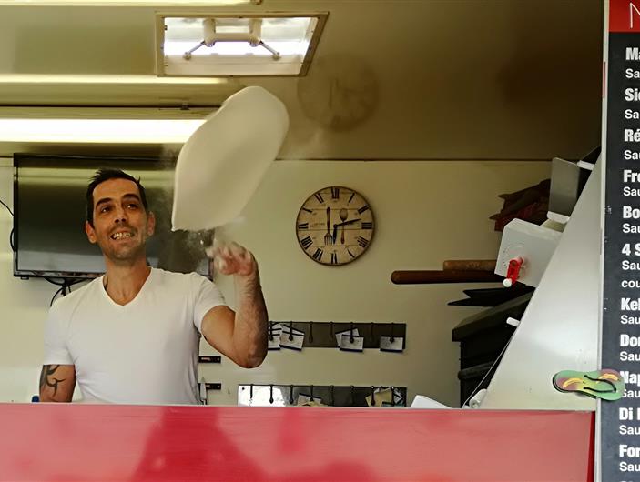 Camping Parc Les Goélands à Ambon : Le roi de la pizza en été