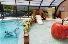 Piscine aqualudique: vélo aquatique, jets d'eau, geyser, banc balnéo au camping PARC Les Goélands