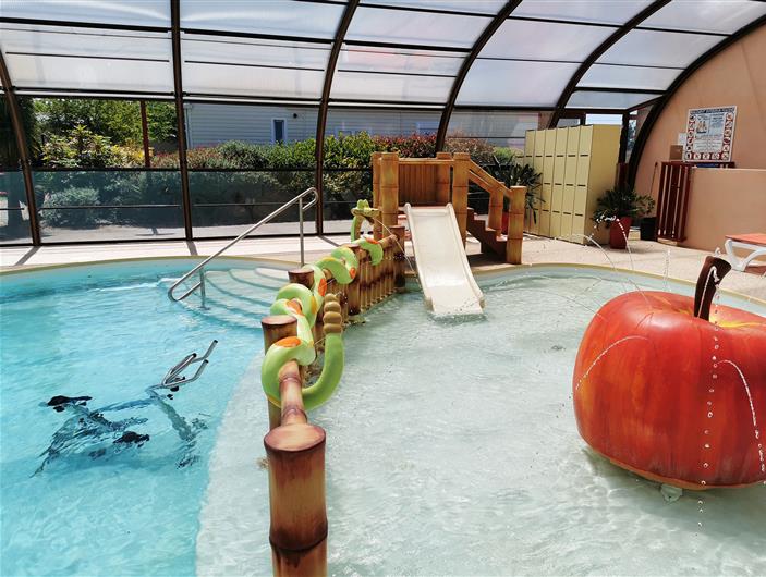 Piscine aqualudique: vélo aquatique, jets d'eau, geyser, banc balnéo au camping PARC Les Goélands