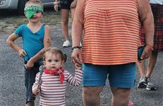 Mamy et ses petits enfants au camping et Parc Les Goélands à Ambon