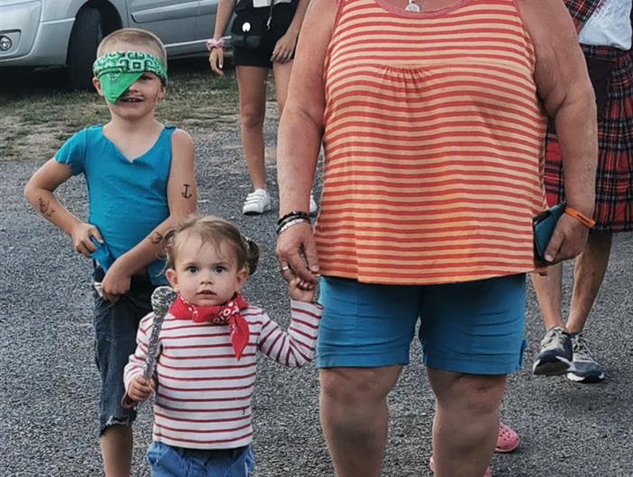 Mamy et ses petits enfants au camping et Parc Les Goélands à Ambon