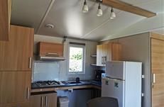A louer: Mobil home PMR disposant d'un plan de travail abaissé dans la cuisine pour l'accessibilité en fauteuil roulant