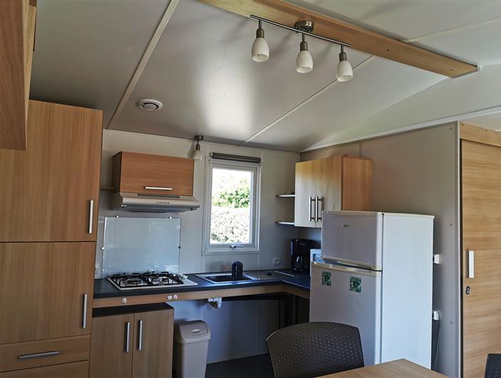A louer: Mobil home PMR disposant d'un plan de travail abaissé dans la cuisine pour l'accessibilité en fauteuil roulant