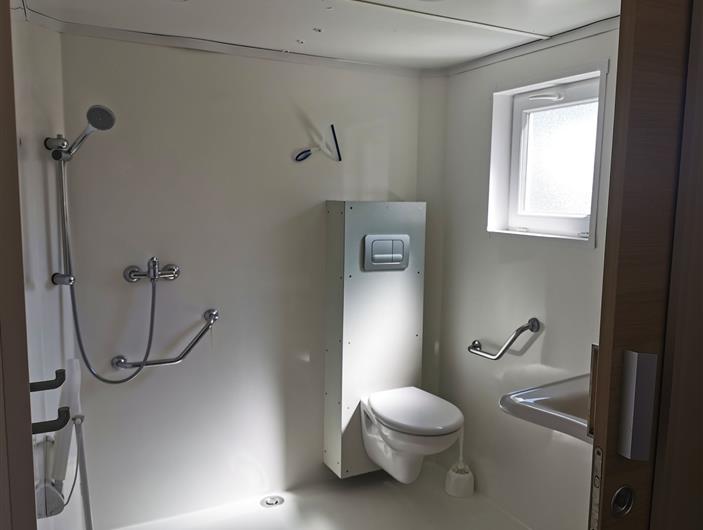 Mobil home accessible a tous avec un fauteuil roulant. Grande salle d'eau - Camping Les Goélands à Ambon