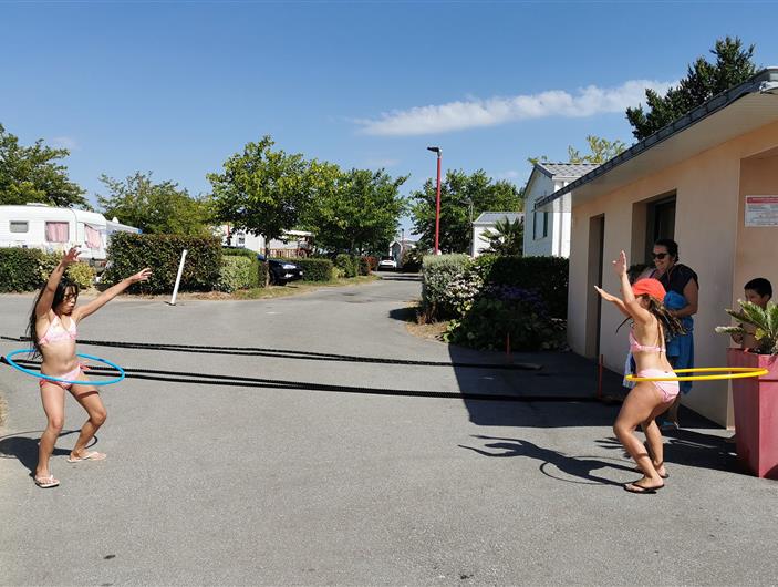 Animation avec des hula hoops - Camping PARC Les Goélands *** à Ambon