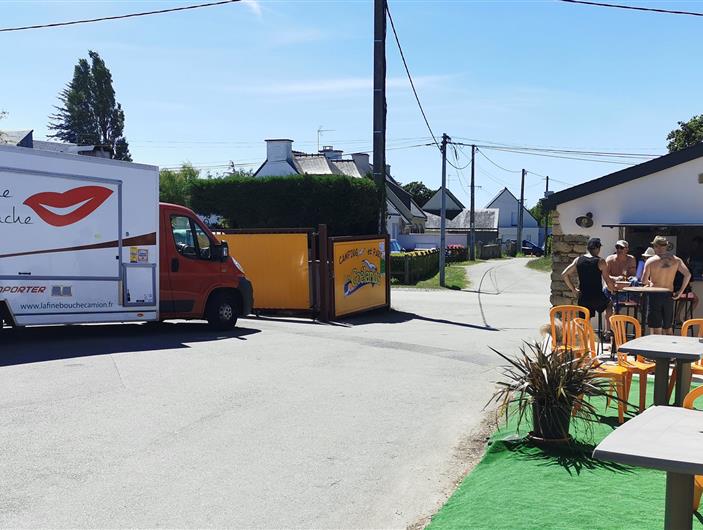 Camping avec food truck et bar - camping et parc Les goélands à Ambon - plage