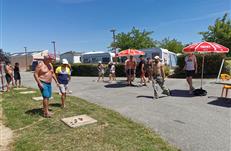 Les rencontrent entre campeurs pour jouer aux palets sur planche au camping 