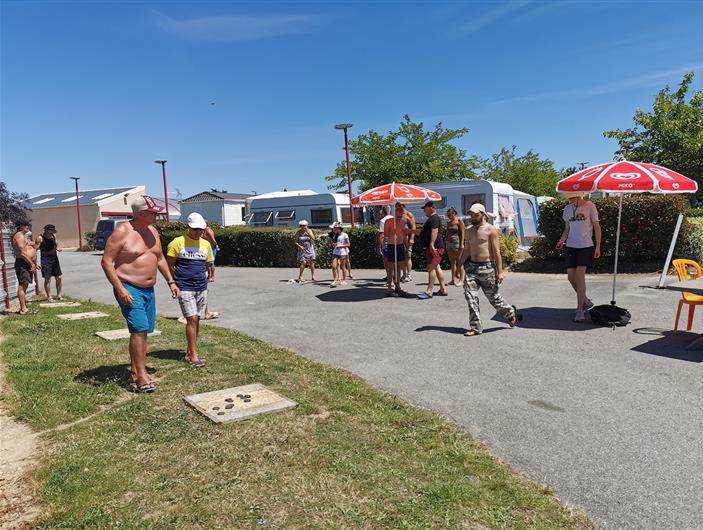 Les rencontrent entre campeurs pour jouer aux palets sur planche au camping "les goélands" à Ambon 56190