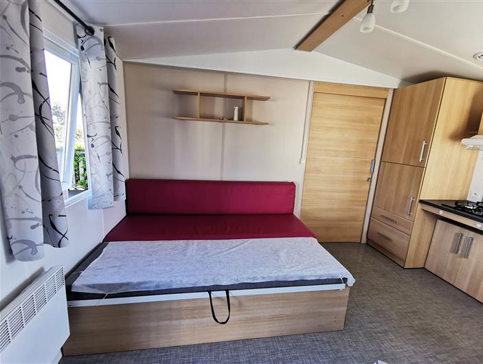 Hébergement mobil home 4- 6 pers - 2 chambres et couchage dans le salon - Camping Les Goélands à Ambon plage