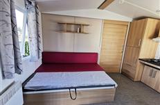 Hébergement mobil home 4- 6 pers - 2 chambres et couchage dans le salon - Camping Les Goélands à Ambon plage