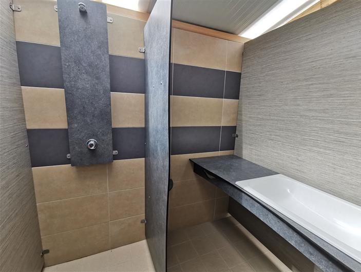 Sanitaire du camping les Goélands- à Ambon - baignoire enfant