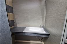 Salle de bain bébé avec coin à langer - camping Les Goélands à Ambon