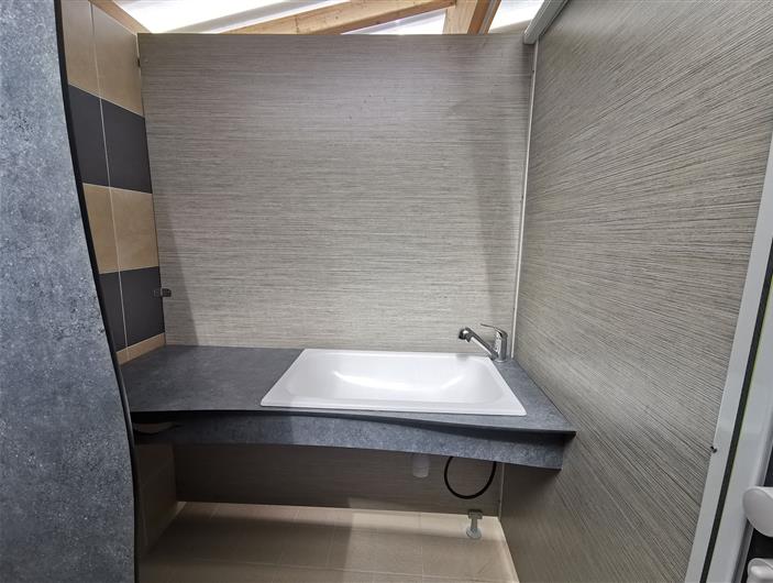 Salle de bain bébé avec coin à langer - camping Les Goélands à Ambon
